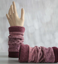 Lade das Bild in den Galerie-Viewer, Pulswärmer Beere zart - Pulswärmer