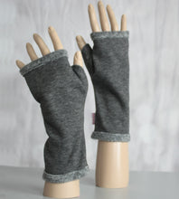 Lade das Bild in den Galerie-Viewer, Handwärmer Anthrazit Alpenfleece - Fleecewärmer