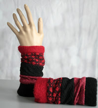 Lade das Bild in den Galerie-Viewer, Pulswärmer Schwarz Rot - Pulswärmer