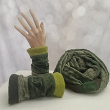 Lade das Bild in den Galerie-Viewer, Set Loop Pulswärmer Salbeigrün