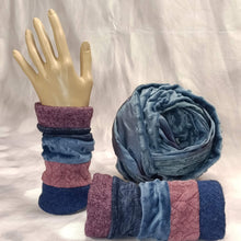 Lade das Bild in den Galerie-Viewer, Pulswärmer in Jeansblau und Beere mit Wollwalk - handgenäht von nanice