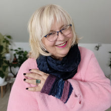 Lade das Bild in den Galerie-Viewer, nanice XL Loop dunkelblau im Set mit Pulswärmen jeansblau-beere - handgefertigt von nanice