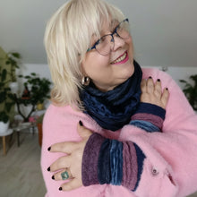 Lade das Bild in den Galerie-Viewer, nanice Loop dunkelblau im Set mit Pulswärmern Jeansblau-beere- handgefertigt von nanice