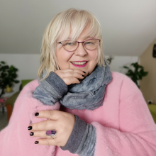Lade das Bild in den Galerie-Viewer, nanice Pulswärmer hellgrau im Set mit Loop - handgefertigt von nanice