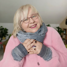 Lade das Bild in den Galerie-Viewer, nanice Pulswärmer in hellgrau mit XL Loop - handgefertigt von nanice