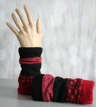 Lade das Bild in den Galerie-Viewer, Pulswärmer Schwarz Rot - Pulswärmer