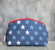Lade das Bild in den Galerie-Viewer, Täschchen Softshell ’Blau Sterne’