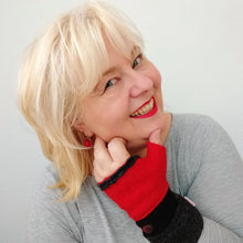 Lade das Bild in den Galerie-Viewer, Fingerstulpe Rot-Schwarz Wollwalk - Fingerstulpe