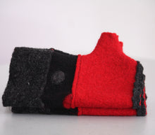 Lade das Bild in den Galerie-Viewer, Fingerstulpe Rot-Schwarz Wollwalk - Fingerstulpe