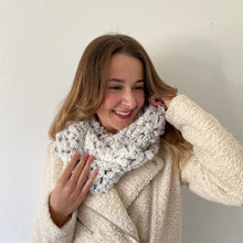 Lade das Bild in den Galerie-Viewer, Kuschelloop weiß Webpelz - Kuschelloop