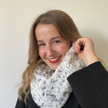 Lade das Bild in den Galerie-Viewer, Kuschelloop weiß Webpelz - Kuschelloop