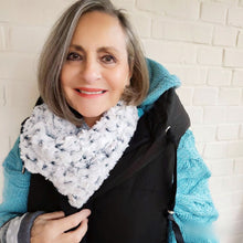 Lade das Bild in den Galerie-Viewer, Kuschelloop weiß Webpelz - Kuschelloop