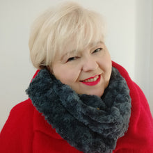 Lade das Bild in den Galerie-Viewer, Kuschelloop grau Webpelz - Kuschelloop