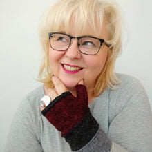 Lade das Bild in den Galerie-Viewer, Fingerstulpe Weinrot Wollwalk - Fingerstulpe