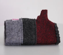 Lade das Bild in den Galerie-Viewer, Fingerstulpe Weinrot Wollwalk - Fingerstulpe