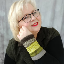 Lade das Bild in den Galerie-Viewer, Pulswärmer Moosgrün - Pulswärmer