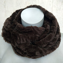 Lade das Bild in den Galerie-Viewer, Kuschelloop braun Webpelz - Kuschelloop