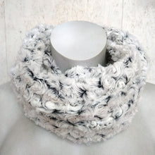 Lade das Bild in den Galerie-Viewer, Kuschelloop weiß Webpelz - Kuschelloop