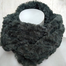 Lade das Bild in den Galerie-Viewer, Kuschelloop grau Webpelz - Kuschelloop