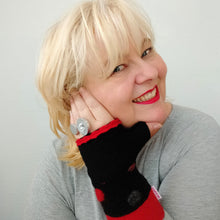 Lade das Bild in den Galerie-Viewer, Fingerstulpe Schwarz-Rot Wollwalk - Fingerstulpe