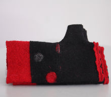 Lade das Bild in den Galerie-Viewer, Fingerstulpe Schwarz-Rot Wollwalk - Fingerstulpe
