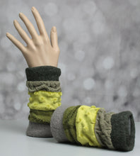 Lade das Bild in den Galerie-Viewer, Pulswärmer Moosgrün - Pulswärmer