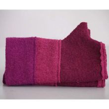 Lade das Bild in den Galerie-Viewer, Fingerstulpe Beere Wollwalk - Fingerstulpe
