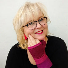 Lade das Bild in den Galerie-Viewer, Fingerstulpe Beere Wollwalk - Fingerstulpe
