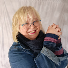 Lade das Bild in den Galerie-Viewer, Pulswärmer in Jeansblau Beere mit Loop Marine - handgenäht nanice
