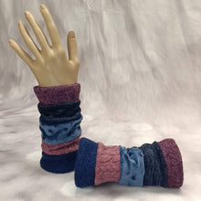 Lade das Bild in den Galerie-Viewer, Pulswärmer in Jeansblau und Beere mit Wollwalk - handgenäht von nanice

