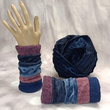 Lade das Bild in den Galerie-Viewer, Pulswärmer in Jeansblau und Beere mit Wollwalk - handgenäht von nanice
