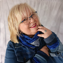 Lade das Bild in den Galerie-Viewer, Pulswärmer in royalblau mit Loop Royalblau - handgenäh von nanice
