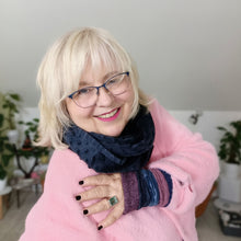 Lade das Bild in den Galerie-Viewer, nanice XL Loop dunkelblau im Set mit Pulswärmer jeansblau-beere
