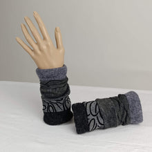 Lade das Bild in den Galerie-Viewer, Pulswärmer Grau mit schwarz - Wieder da!
