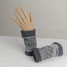 Lade das Bild in den Galerie-Viewer, Pulswärmer Hellgrau
