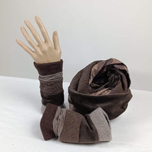 Lade das Bild in den Galerie-Viewer, Pulswärmer Schokolade - Trendsetter
