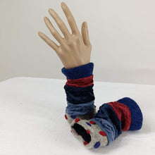 Lade das Bild in den Galerie-Viewer, Pulswärmer Tupfen - Neuauflage
